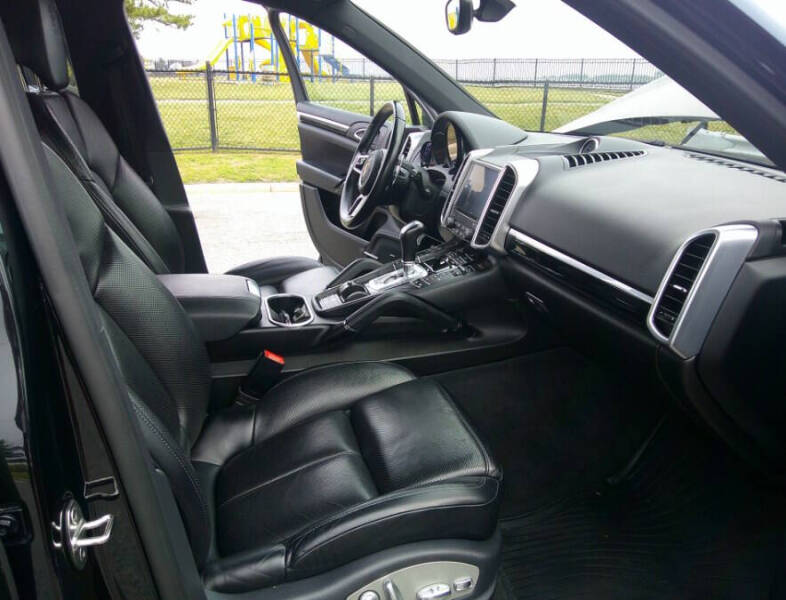 2017 Porsche Cayenne Platinum Edition