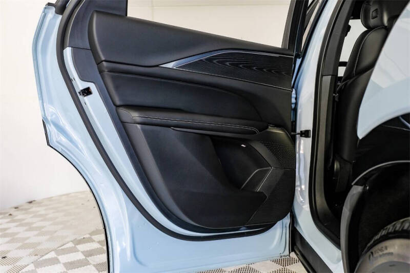 2024 Cadillac LYRIQ Luxury 1