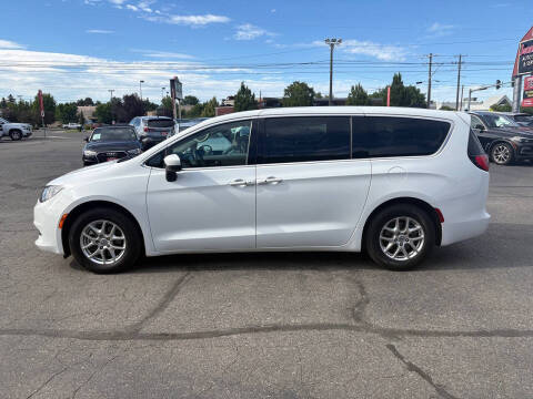 2023 Chrysler Voyager LX