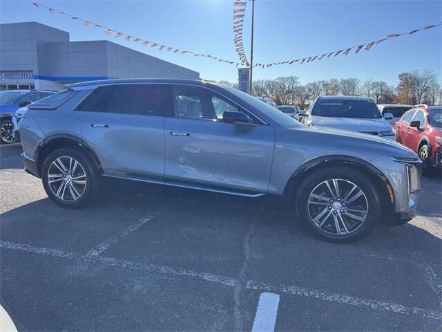 2024 Cadillac LYRIQ Luxury 2