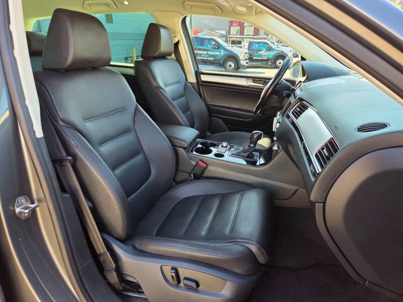 2015 Volkswagen Touareg V6 Sport