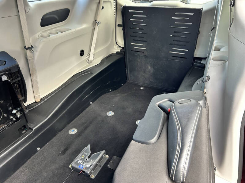 2022 Chrysler Voyager LX