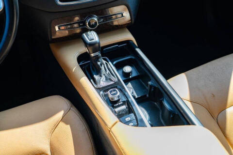 2017 Volvo XC90 T6 Momentum