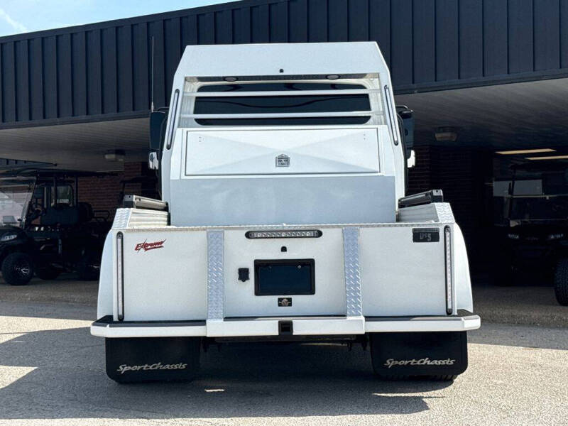 2023 Freightliner M2 106