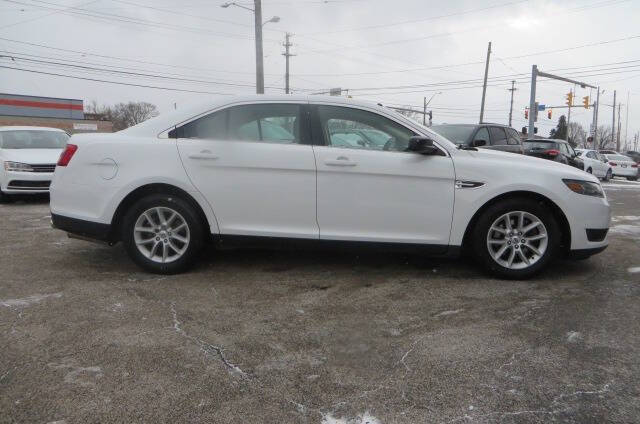 2013 Ford Taurus SE