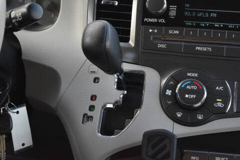 2013 Toyota Sienna LE 8-Passenger