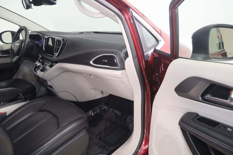 2023 Chrysler Pacifica Plug-In Hybrid Touring L