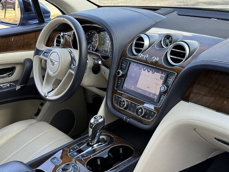 2018 Bentley Bentayga 18