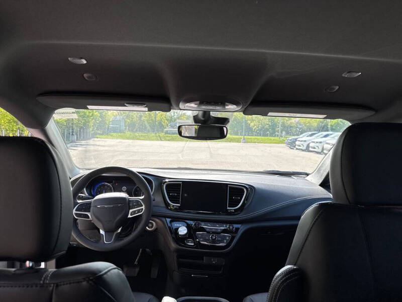 2027 Chrysler Pacifica Select