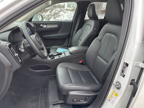 2025 Volvo XC40 B5 Core Bright Theme