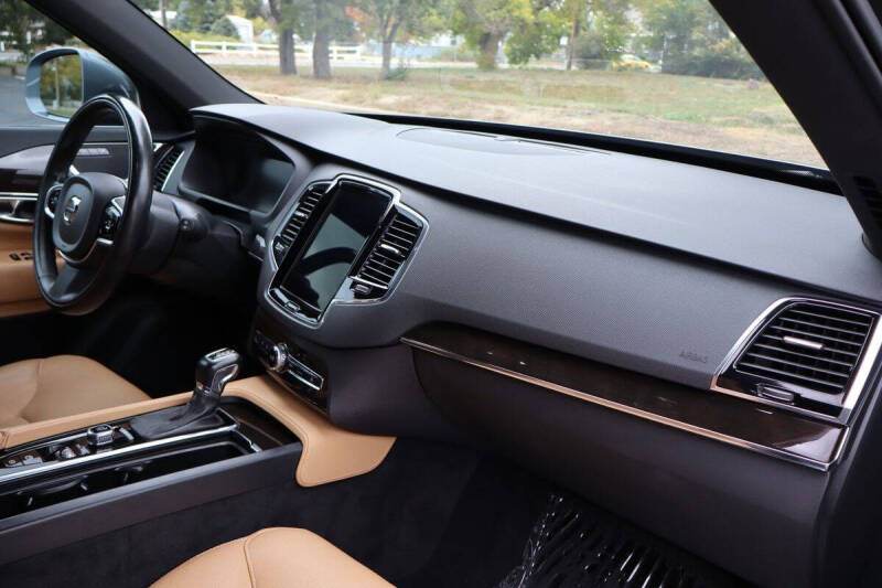 2018 Volvo XC90 T6 Momentum