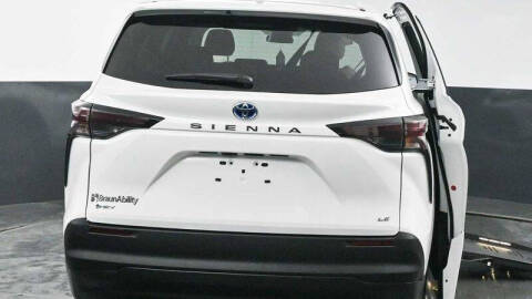 2025 Toyota Sienna LE 8-Passenger