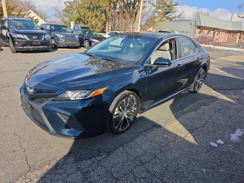 2018 Toyota Camry SE's photo