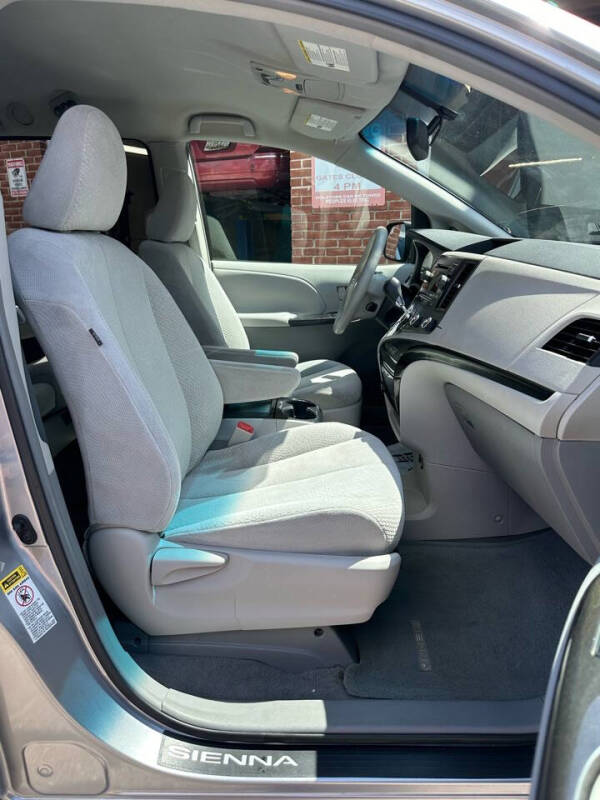 2011 Toyota Sienna LE 8-Passenger