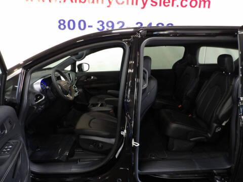 2027 Chrysler Pacifica Select