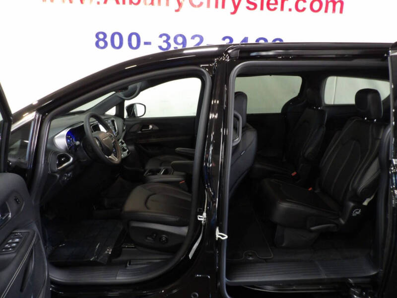 2027 Chrysler Pacifica Select