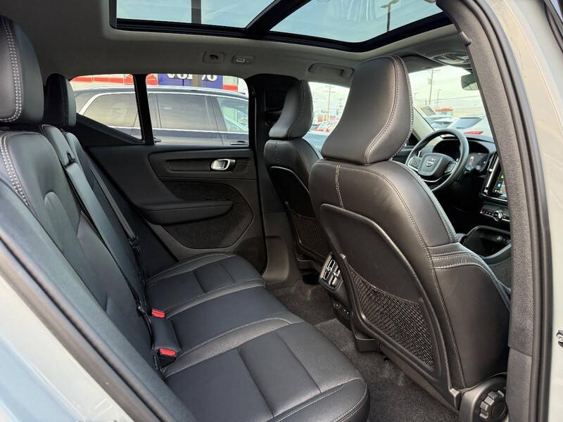 2025 Volvo XC40 B5 Core Bright Theme