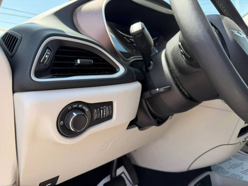2023 Chrysler Voyager LX