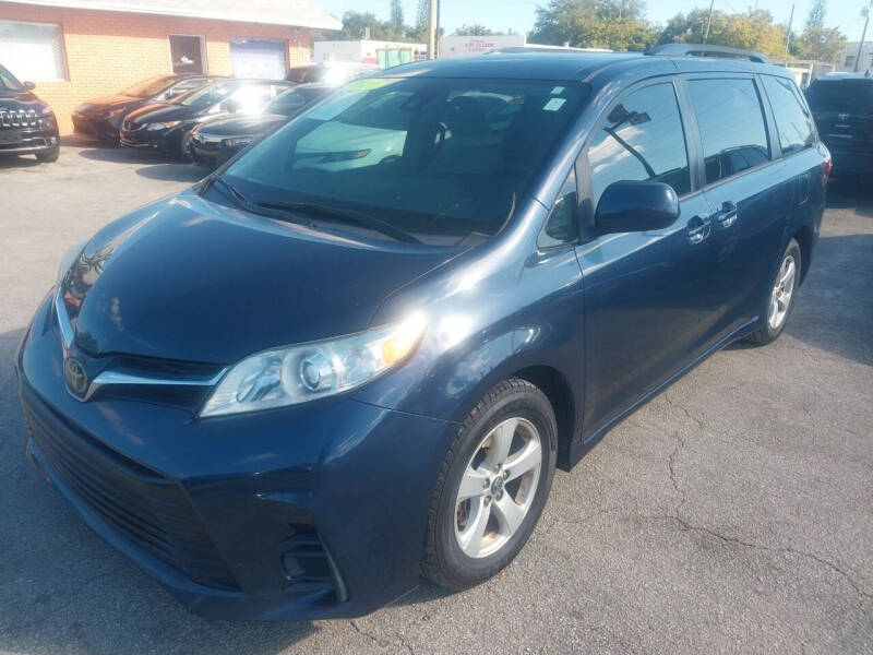 2019 Toyota Sienna LE's photo