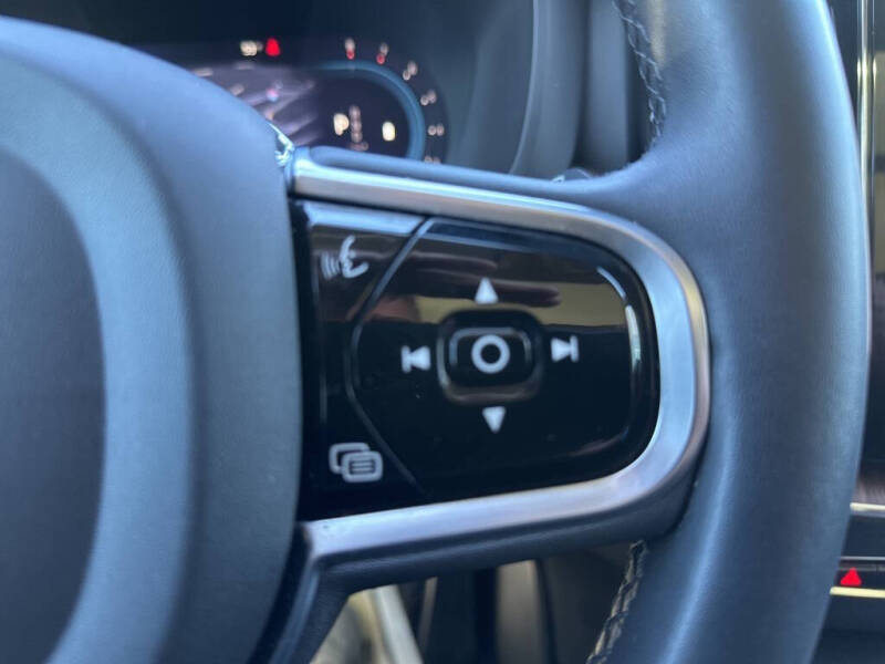 2023 Volvo XC60 B5 Plus Dark Theme