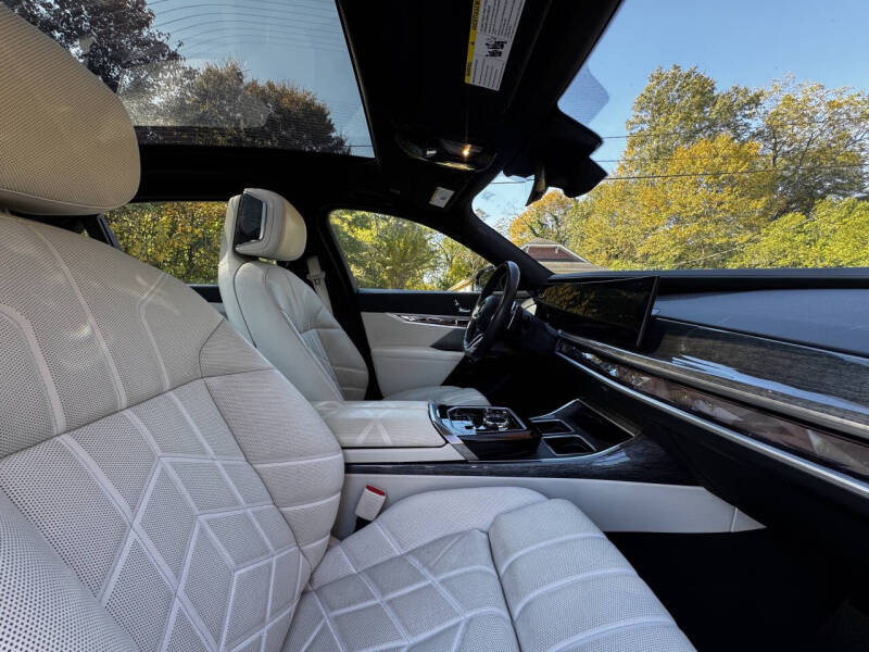 2023 BMW 7 Series 740i