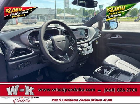 2027 Chrysler Pacifica Select