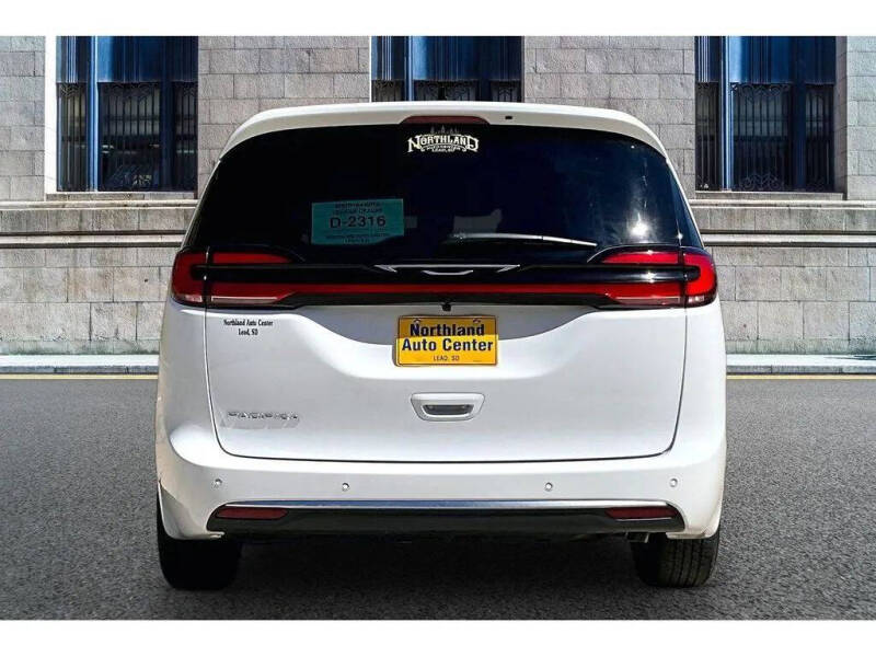2027 Chrysler Pacifica Select