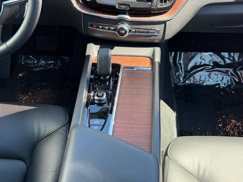 2024 Volvo XC60 B5 Plus Dark Theme