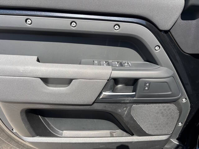 2023 Land Rover Defender 28