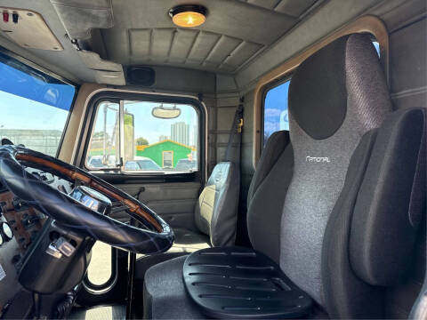 2004 Peterbilt 330