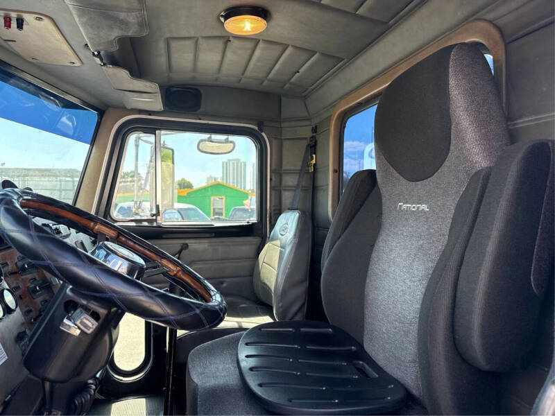2004 Peterbilt 330