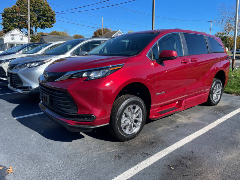 2022 Toyota Sienna LE's photo