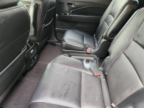 2021 Honda Pilot Touring w/Rear Captain's Chairs