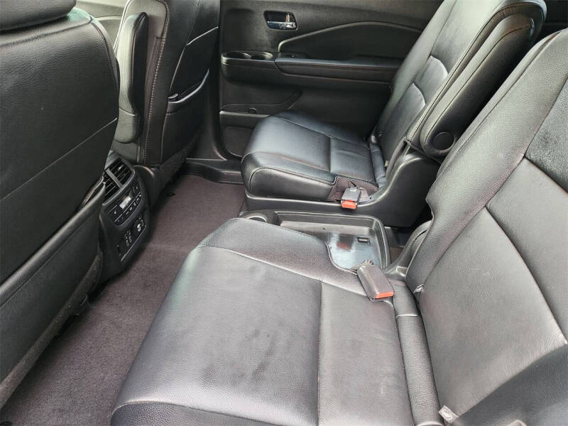 2021 Honda Pilot Touring w/Rear Captain's Chairs
