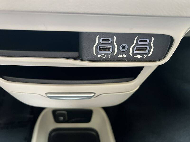2022 Chrysler Voyager LX
