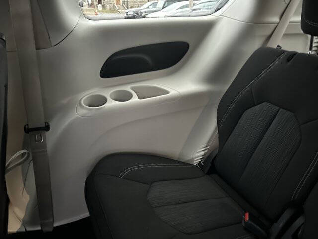 2022 Chrysler Voyager LX