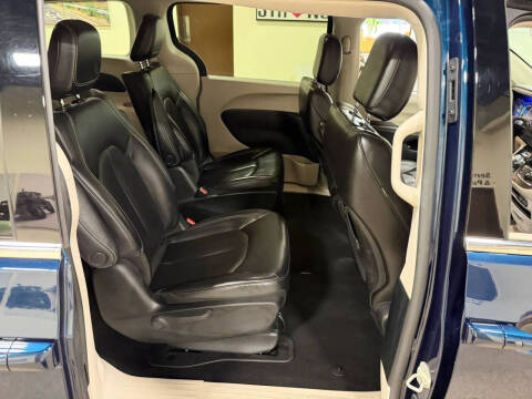 2023 Chrysler Pacifica Plug-In Hybrid Touring L