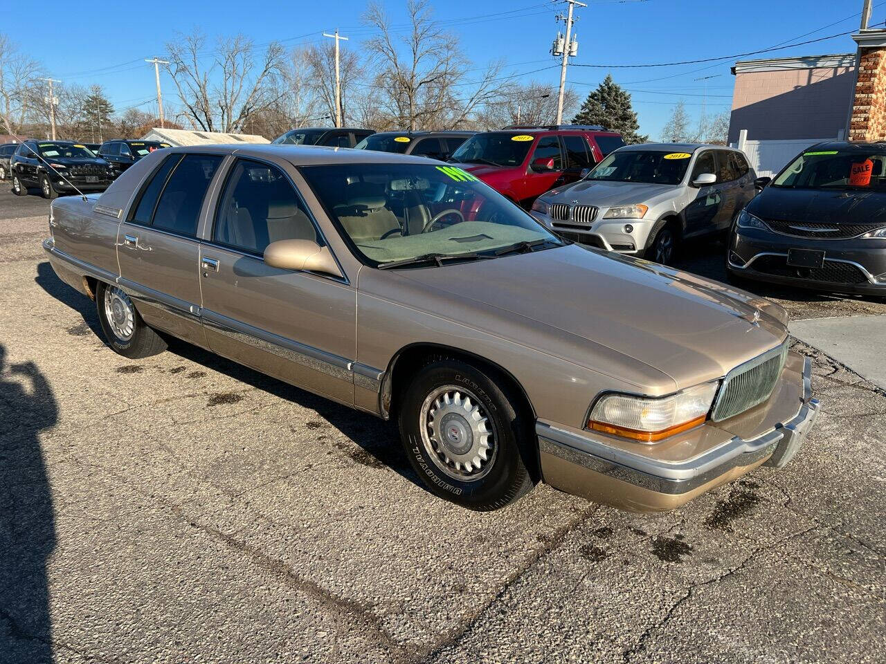 https://cdn05.carsforsale.com/00ed14b6be716d06f9e91dfdfe75eee73d/1280x960/1995-buick-roadmaster-limited-4dr-sedan.jpg