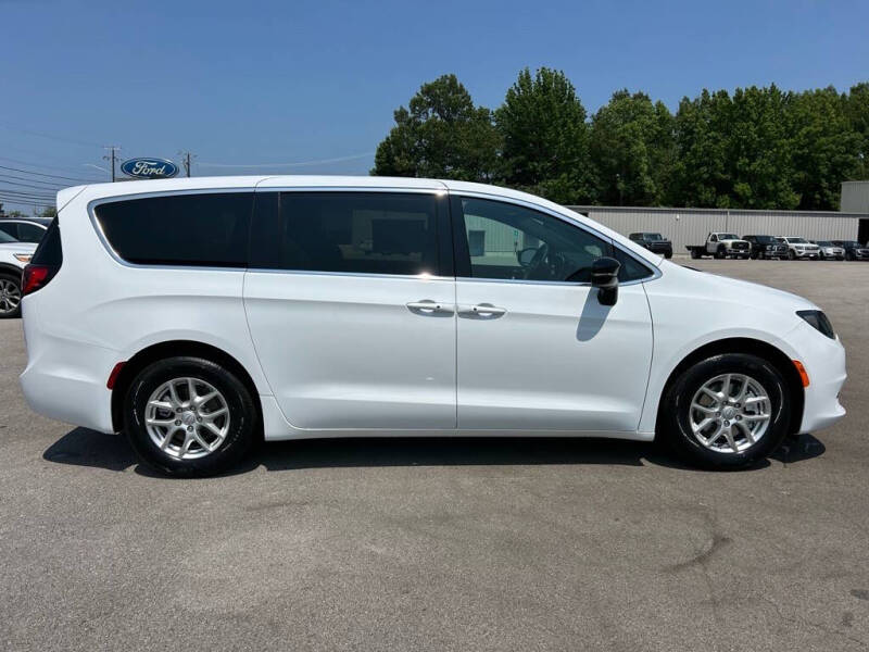 2025 Chrysler Voyager LX