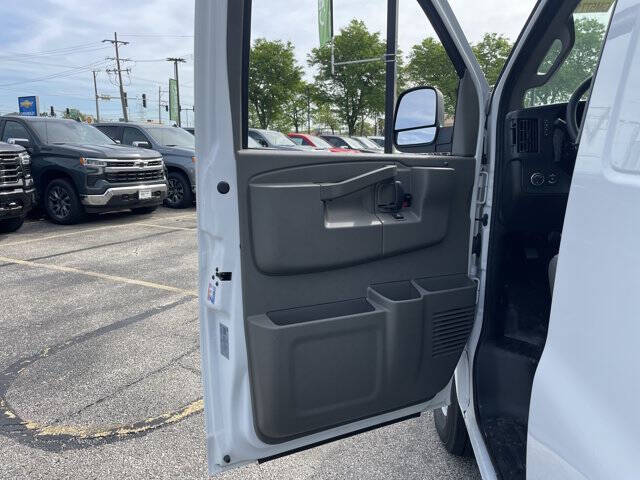 2025 Chevrolet Express 3500