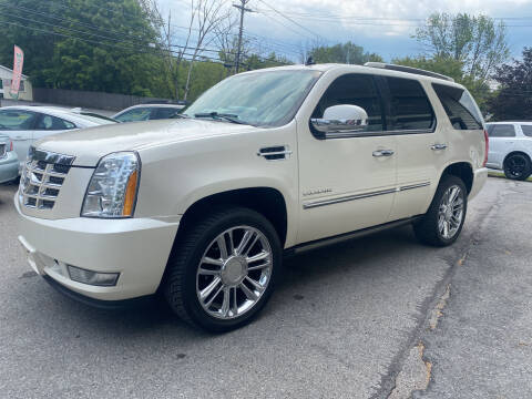 2011 Cadillac Escalade for sale at COUNTRY SAAB OF ORANGE COUNTY in Florida NY