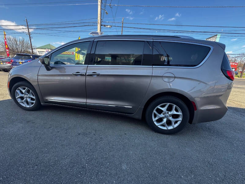 2017 Chrysler Pacifica Touring-L Plus