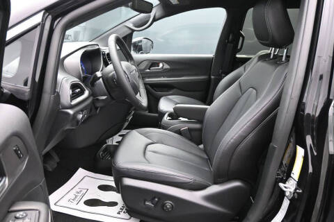 2027 Chrysler Pacifica Select