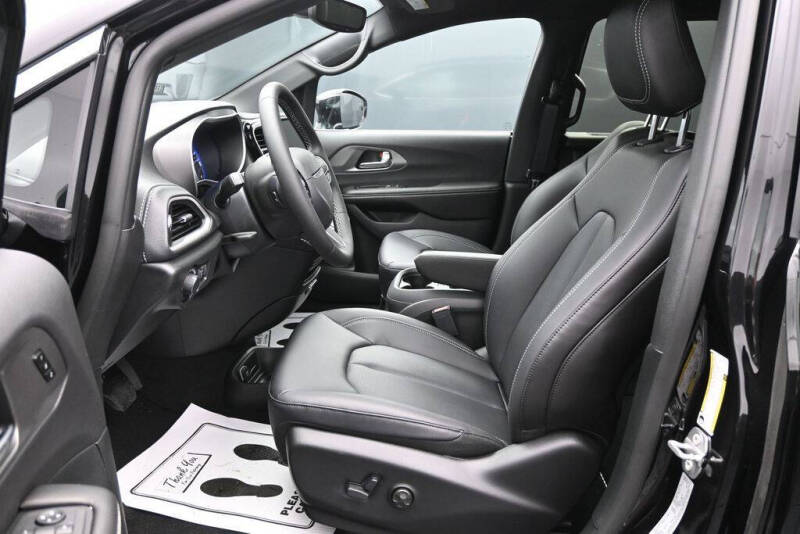 2027 Chrysler Pacifica Select