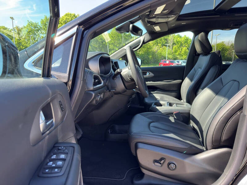2027 Chrysler Pacifica Select