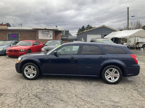 2006 Dodge Magnum for sale at Autocom, LLC in Clayton NC