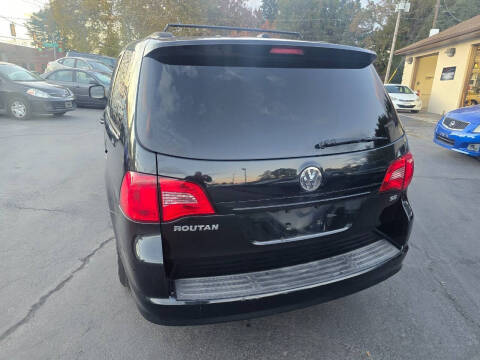 2011 Volkswagen Routan SE