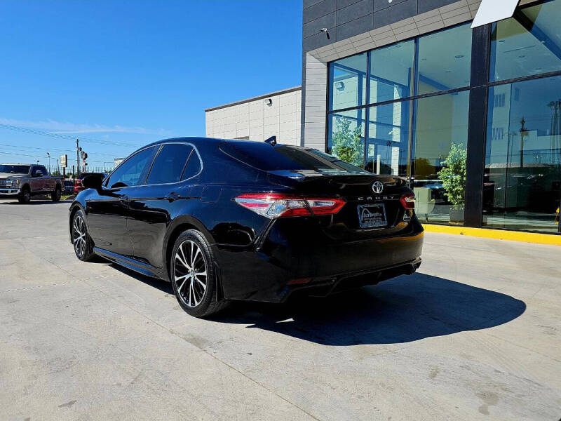 2019 Toyota Camry SE photo 3