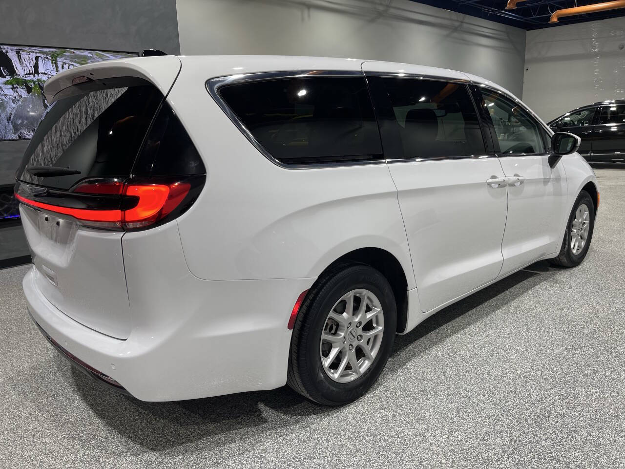 White 2023 Chrysler Pacifica Touring L Touring L 4dr Mini-Van 2