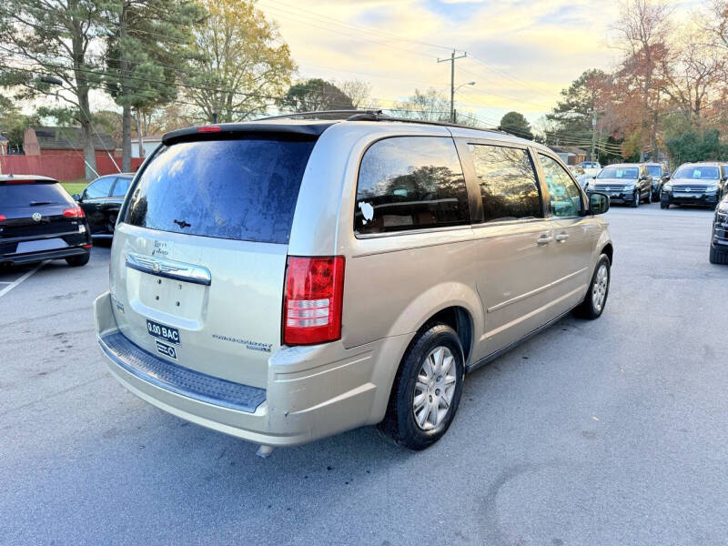 2009 Chrysler Town & Country LX photo 5